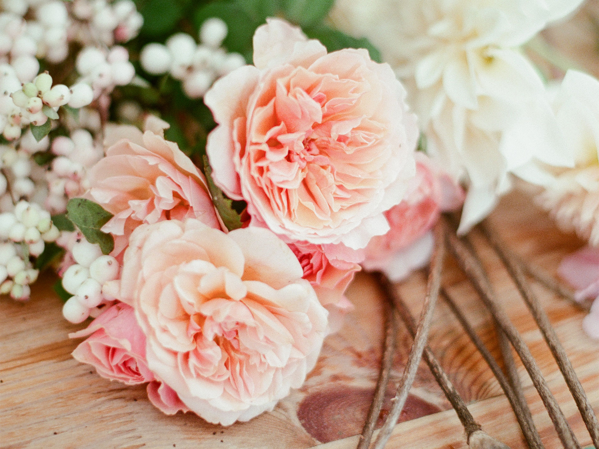Bouquet de roses sur une table en bois
