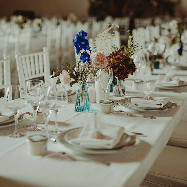 Bouquet posé sur une table de mariage