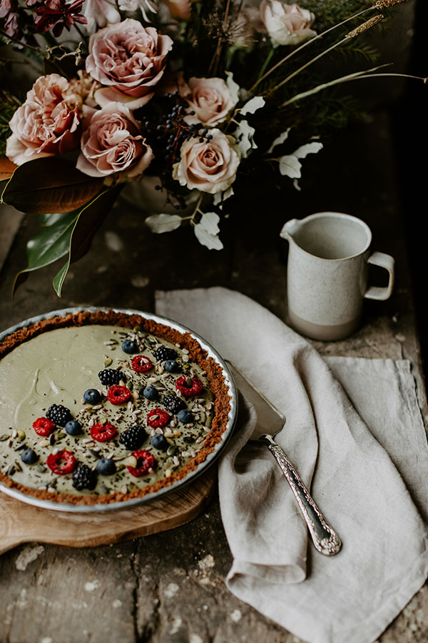 Bouquet de roses et gĂąteau fait maison aux framboises