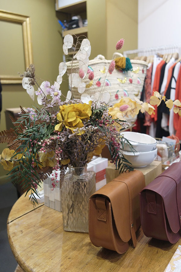 Bouquet dans vase posé à l'intérieur d'une boutique