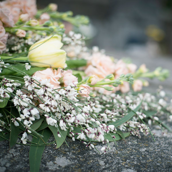 Bouquet posé sur une pierre tombale