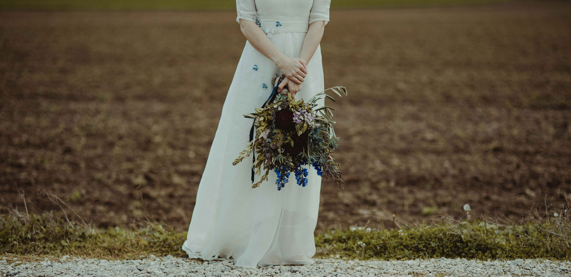 Mariée portant un bouquet bohème et oriental