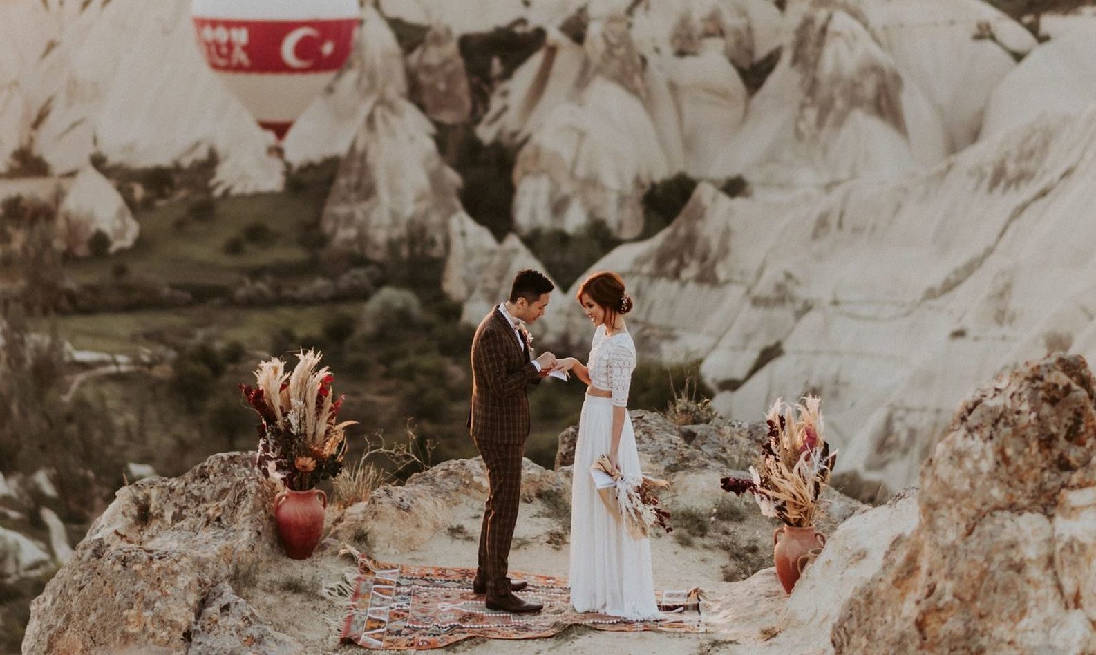 elopement destination wedding Cappadoce dried flowers