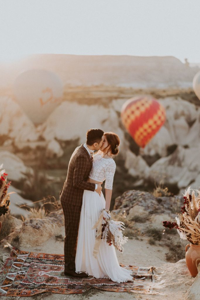 elopement destination wedding Cappadoce dried flowers