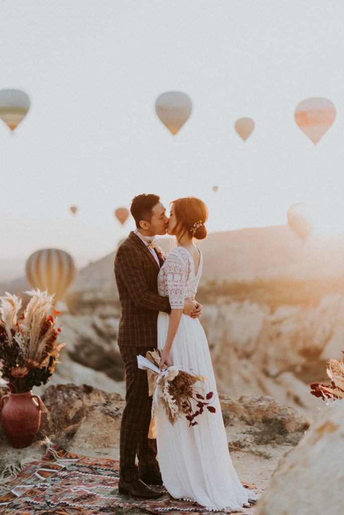 elopement destination wedding Cappadoce dried flowers