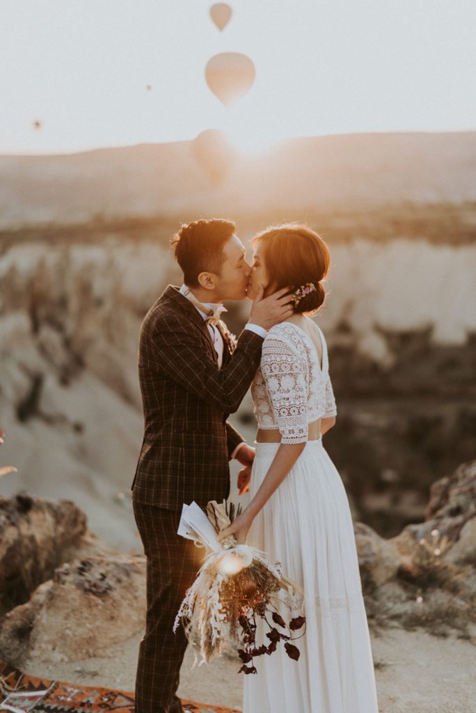 elopement destination wedding Cappadoce dried flowers