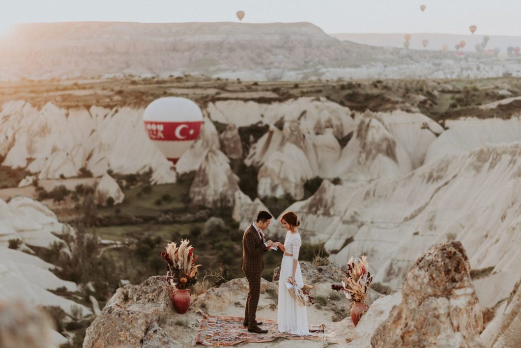 elopement destination wedding Cappadoce dried flowers