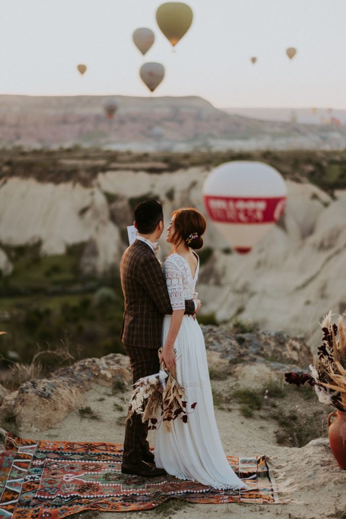 elopement destination wedding Cappadoce dried flowers