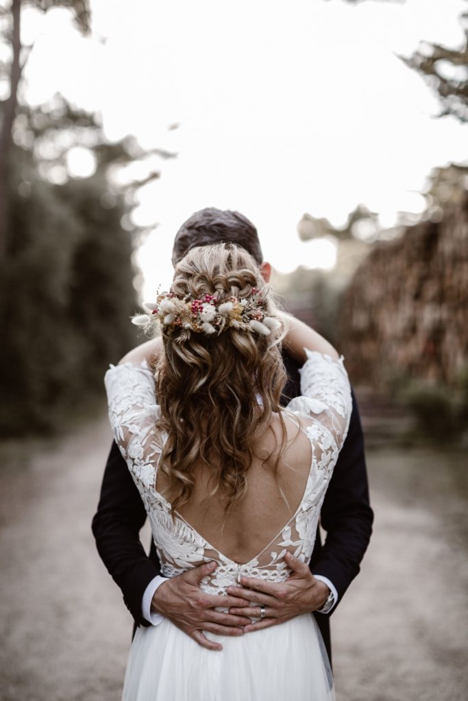 couple mariage trash the dress fleurs sechees accessoire