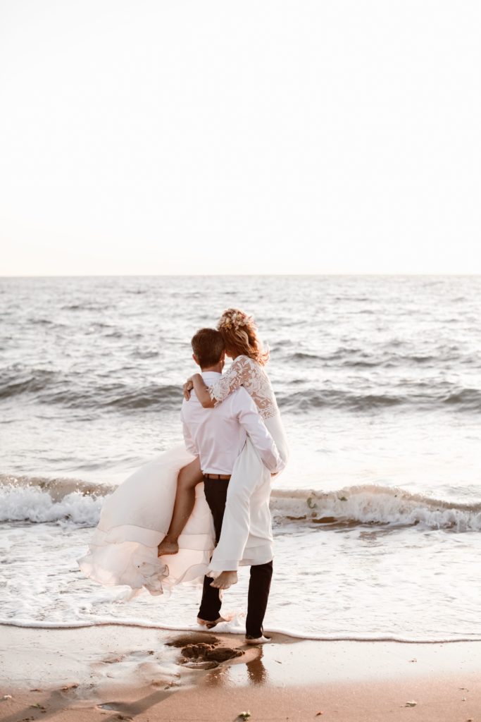 couple mariage trash the dress fleurs sechees accessoire