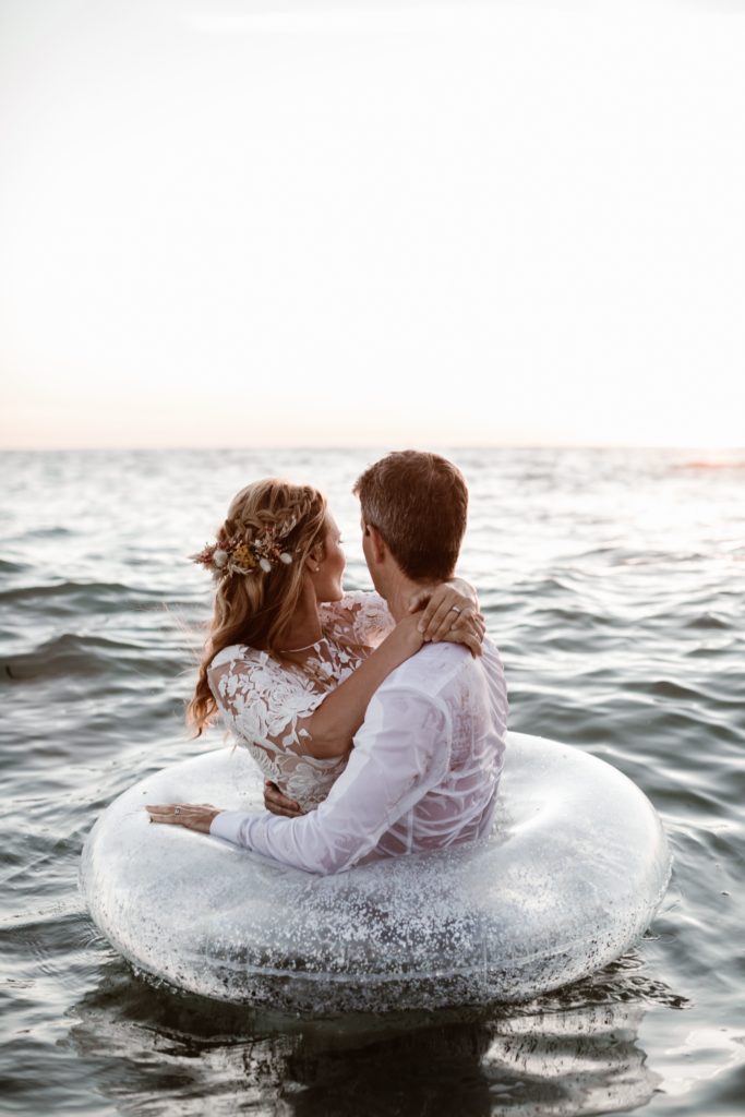 couple mariage trash the dress fleurs sechees accessoire