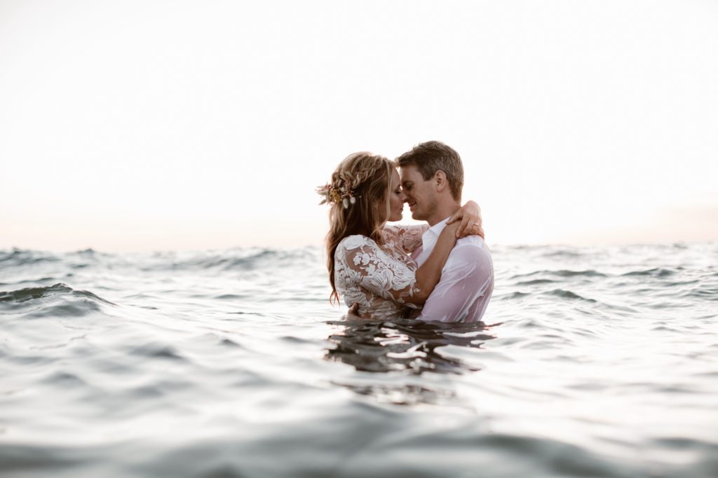 couple mariage trash the dress fleurs sechees accessoire