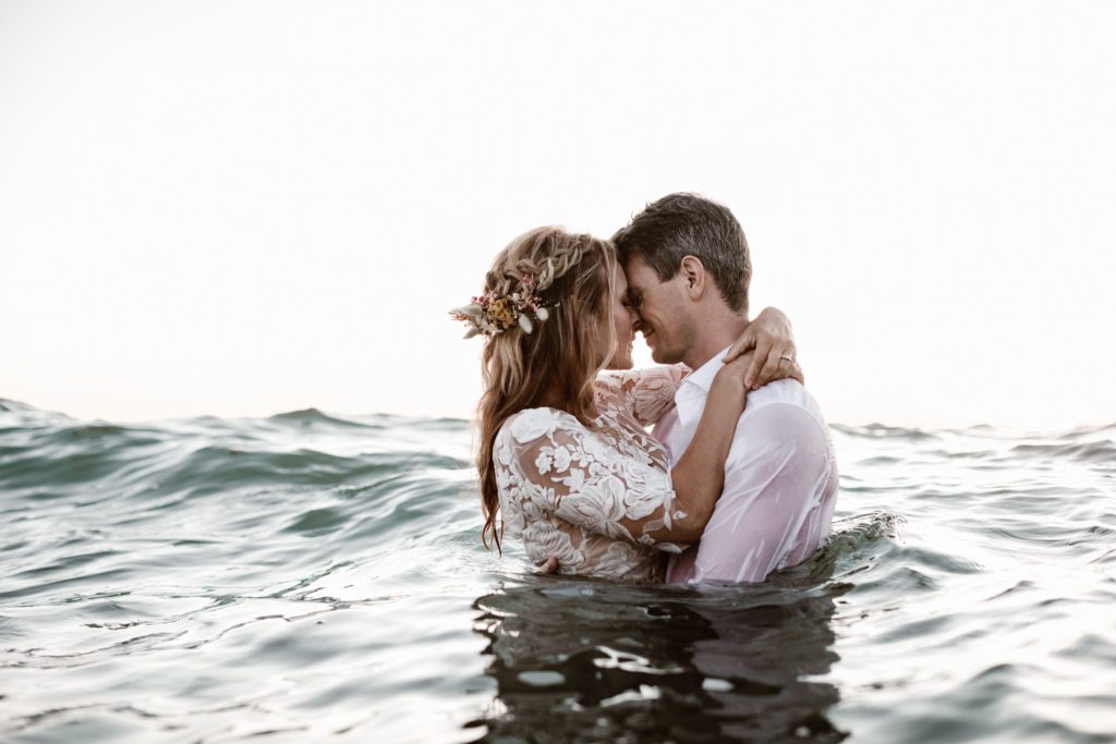 couple mariage trash the dress fleurs sechees accessoire