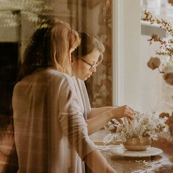 Femme qui apprend à concevoir un bouquet de fleurs