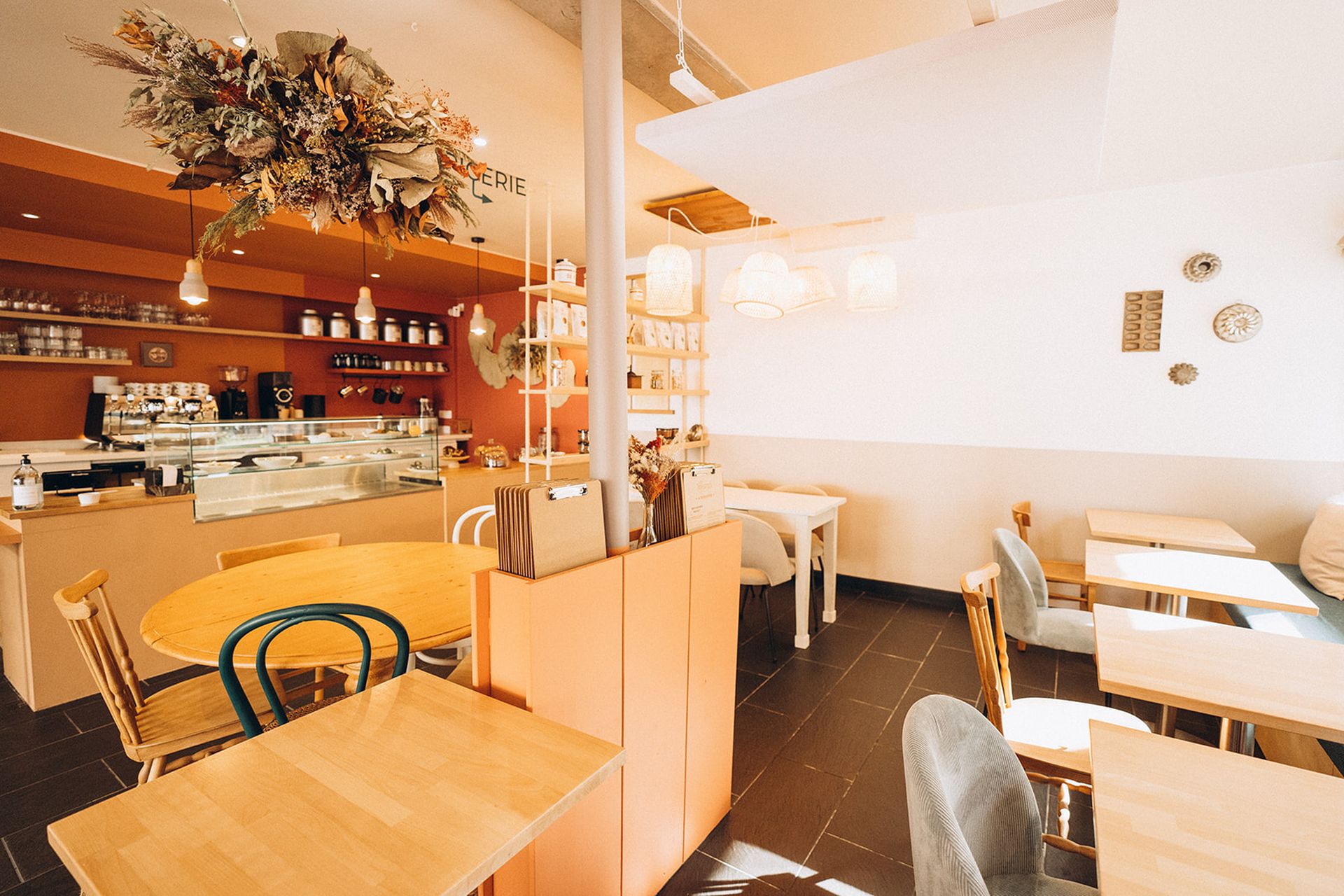 restaurant cafe nantes les triplettes decor fleurs sechees