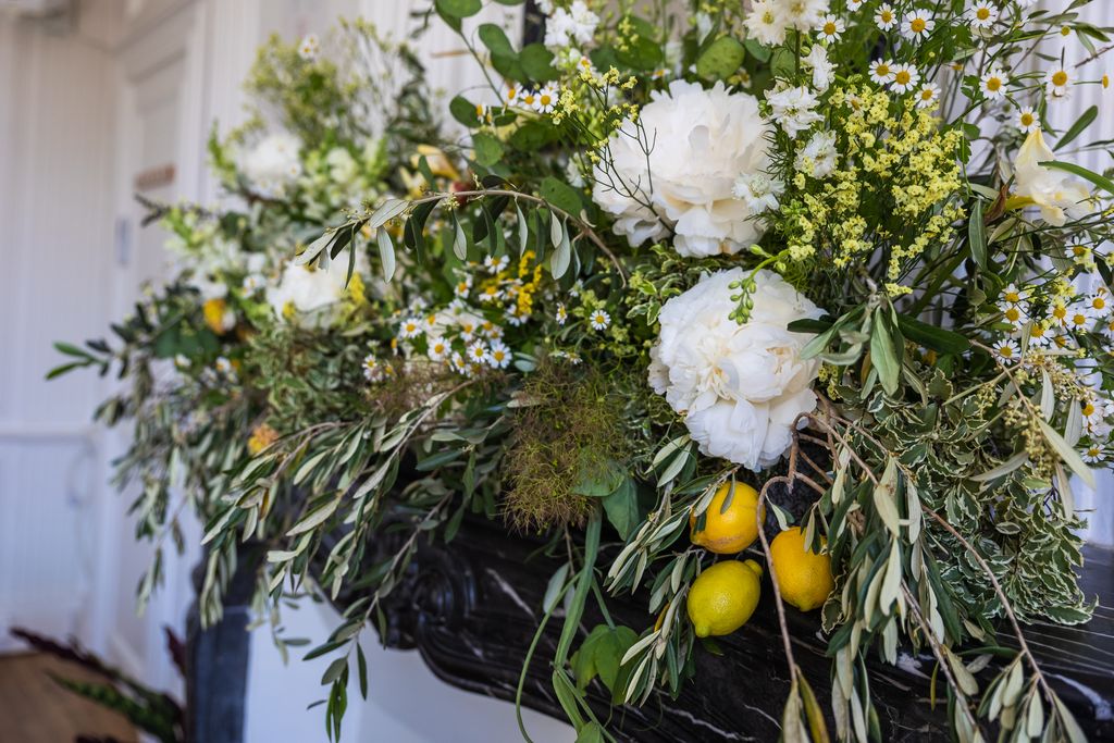 decor floral composition cheminee mariage bapteme citron